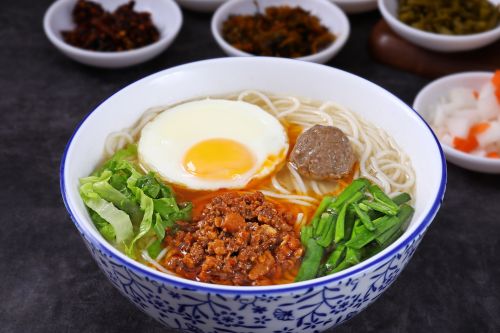 鲜汤肉酱三宝米线