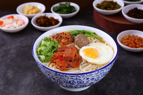 红烧牛肉三宝米线